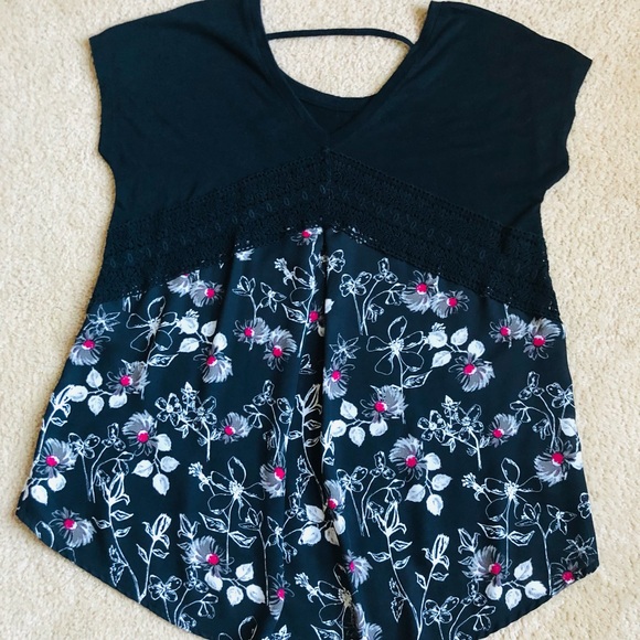 Black and Floral Hi-Lo Top - Picture 5 of 9
